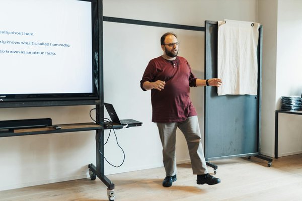 ¿Qué papel juega la tecnología en la formación empresarial moderna?