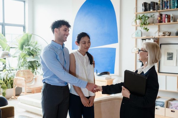 ¿Qué aspectos legales debes considerar al contratar empleados?